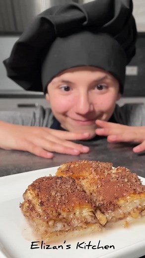 Türkische Süßspeise "Kalte Baklava" 👌 Schnelles Soguk Baklava Rezept! Schmeckt unglaublich lecker❗Zutaten: Für den Zucker Guss: 500g Zucker 200g Wasser 500ml Milch2 Pk. Vanillinzucker Dafür werden die ganzen Zutaten in einen Topf gegeben, kurz zum kochen gebracht und abgekühlt.Zutaten: Für die Füllung: 200g gemahlene Walnüsse200g gehackte Walnüsseetwas Zimt ( etwas für die Dekoration beiseite stellen )Außerdem: 1 Packung Baklava Yufka (gibt es im türkischen Laden)250g zerlassene ButterKakaopulv