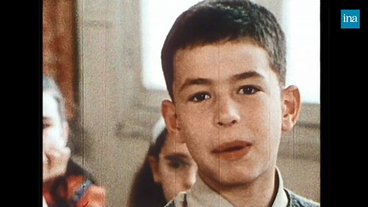 L’AN 2000, CE SERA COMMENT ? «Chaque homme aura un moteur qui se mettra dans le dos, pour voler.» En 1969, des enfants imaginent la vie en l’an 2000. De la nourriture au mariage en passant par les moyens de transports et la guerre, ils ne manquent pas d’imagination, voire de bon sens. | INA