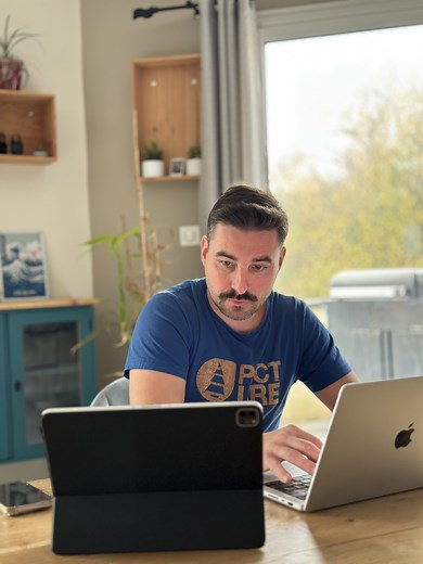 Quand j’ai dit à mon père que je quittais mon job salarié pour devenir agent immobilier indépendant, il m’a regardé droit dans les yeux et m’a sorti : “Tu seras pas plus agent immobilier que mes couilles.” Sur le moment, ça m’a piqué. Pas parce qu’il voulait me rabaisser, mais parce que — comme beaucoup de proches — il avait peur pour moi. Peur que je perde la sécurité. Peur que j’échoue. Et tu sais quoi ? Ces peurs-là, je les ai entendues. Mais au lieu de les fuir, j’en ai fait un moteur pour r