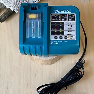 Makita Multi-Volt 7.2v - 18v Ni-MH / Li-Ion Fast Battery Charger DC18RA