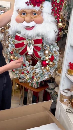 These Santa Claus wreaths are love at first sight! Handmade, they capture the joy of the holiday in every detail—the soft white beard, the playful smile, the shimmering gold and red—exuding warmth and happiness. Whether hung in your living room or in front of your shop, they instantly brighten up the Christmas atmosphere , welcoming every guest and conveying the warmth and surprise of the holiday! | Decorateto-9E | Facebook