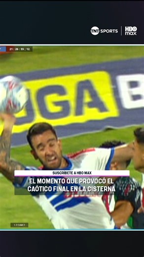 😱⚽🇨🇱 PASÓ DE TODO ¡Desde el inicio! Aquí te dejamos la jugada que provocó el caótico final en La Cisterna, donde #LaU celebraba un inesperado triunfo gracias a un error de Zanahoria Pérez, pero la intervención del VAR le permitió a Los Árabes respirar hondo por la mano EN EL INICIO DE LA JUGADA de Matías Zaldivia. Disfruta lo mejor del fútbol chileno. Suscríbete a #TNTSportsenHBOMax 📲💻 Link en la BIO 📍 | TNT Sports Chile