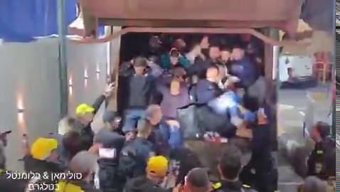 ゴミ収集車で60人のパレスチナ人を運んだイスラエル軍。世界は沈黙している。毎度言います。もしこれをハマスがやったら、西側メディアはどう書くか？もし60頭の犬をゴミ収集車で運んだら？東京で60人のホームレスをゴミ車で運んだら西洋は何と書く？イスラエルの自滅の日が近からん事を。