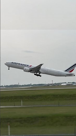 Mesmerizing Air France Boeing 777-300ER takeoff🤩 #777 #airfrance #planespotting #takeoff