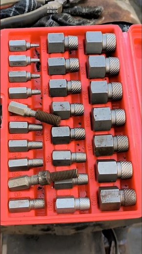 Multi-spline screw extractor set used for removing broken or seized screws and bolts