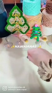 Hola holaaaaa!!!!! Acá estoy para contarles cómo se hacen estas coletas. 1* vuelta, alrededor de la gomita, se hace una vuelta de varetas bien juntitas, pero bien bien juntas 😉 2*vuelta, sobre cada varetas, se hacen 3 varetas, para que se vaya formando el volado. 3* vuelta, sobre las varetas de la vuelta anterior, se vuelven a hacer 3 varetas en cada una, de esa manera se crea el volado de la coleta, que también se usan como re lindas pulseras 🫶 (imaginación) Y nada más 💃la técnica se llama h