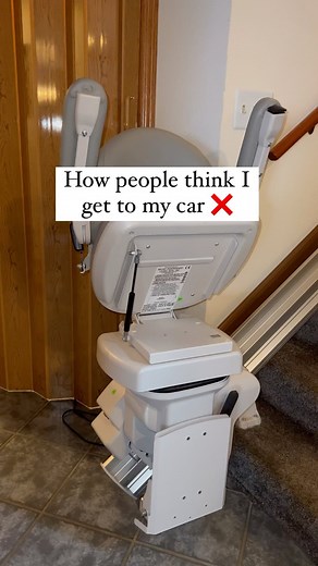 A lot of you have asked why I don’t use mountain bike or snow tires. And it’s simply because they don’t provide much extra traction at least in my opinion. I hardly ever slip on ice, snow or gravel with my normal tires so there’s no reason for more tread. Bigger tires are also way harder to push and more cumbersome. Since I am inside almost all day there is no reason to switch out the tires constantly or haul extra weight around indoors. #sciwarrior #scirecovery #paralyzed #paraplegic #paraplegi