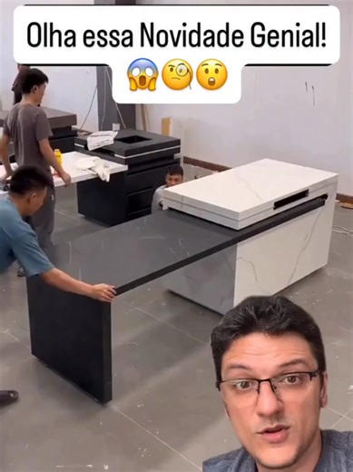 Olha essa novidade! 😲✨ Essa ilha de cozinha com bancada rotatória é simplesmente genial! A mesa fica embutida no dia a dia, não ocupa espaço e, quando precisa, é só girar e usar. Praticidade, funcionalidade e design moderno tudo em um só projeto 👏🍽 Você teria uma dessas na sua cozinha? 👇 Conta nos comentários! Segue meu PERFIL 👆 ⚠ Caso o proprietário do vídeo não queira que eu poste o conteúdo, será removido. 💳 @aleadtrendsolutions #novidade #ilhacozinha #bancadarotatoria #cozinhaplanejada