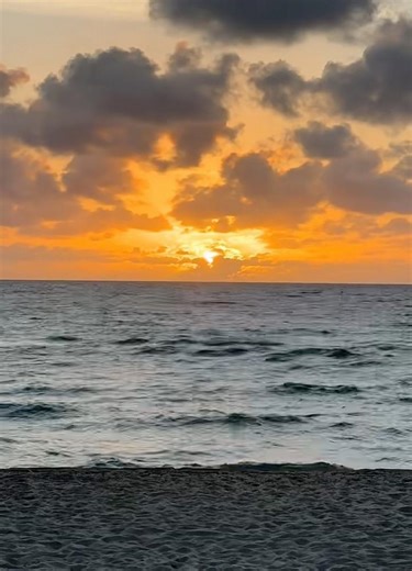 🌅 Blink and You’ll Miss It ✨🌊Ocean Sunrise Time-Lapse #beach #oceanwaves #sunrise #waves #sea