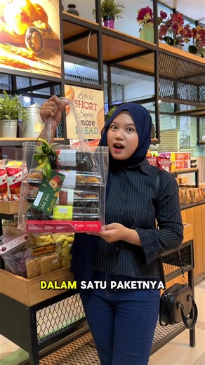Sekarang ada Paket Mudik dari Jumbo Bogor berisi 5 produk best seller. dikemas dalam tas cantik pita & kartu ucapan Idul Fitri. Cuma Rp210.000 aja, tinggal tenteng langsung siap dibawa pulang! Rasa otentik Bogor sejak 1985 yang pasti disukai keluarga di kampung halaman. Stok terbatas setiap hari, buruan pesan via WA 0819-3045-1985 atau mampir ke outletnya ya! @JUMBO 📍 Jl. Raya Pajajaran 3f branangsiang, RT.04/RW.05, Tegallega, Bogor Tengah, Bogor City, West Java 16129 #jumpabogor #hampers #kuli
