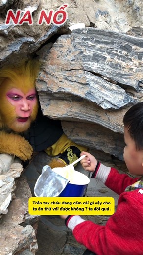 Tôn Ngộ Không xin ăn của cậu bé, khoảnh khắc vừa hài hước vừa bất ngờ 😂