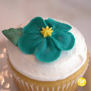 47K views · 885 reactions | Piping leaves in buttercream or royal...