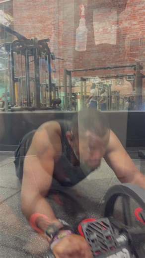 Core strength unlocked 💪🏾 Rolling out daily with the ab wheel because consistency is what sculpts not just your abs, but your character. That soreness tomorrow? That's just your body thanking you for the challenge. A flat stomach is one of the best signs of good health, but the real victory is feeling strong from the inside out. Your future self will thank you for showing up today 🔥 Ready to test your limits? The ab wheel awaits—who's joining the challenge? #AbWheel #CoreStrength #HealthyHabi