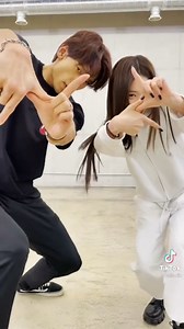 RINH NGAY CD KÈM CHỮ KÝ BI RAIN VỚI 2 BƯỚC ĐƠN GIẢN Bản duet “Why don’t we” của Bi RAIN x CHUNG HA đã chính thức tạo nên cơn lốc thịnh hành trên TikTok cùng dance challenge #WHYDONTWE. Phần thưởng cực hấp dẫn dành cho những màn thể hiện ấn tượng nhất là chiếc CD kèm CHỮ KÝ của Bi RAIN, thử thách nhảy trên nền nhạc “Why don’t we” đang nhận được sự quan tâm đông đảo từ cộng đồng. Chỉ với 2 bước đơn giản: Bước 1: Quay video dự thi dance challenge cùng nhạc nền Why don’t we Bước 2: Gắn hashtag #WHYD