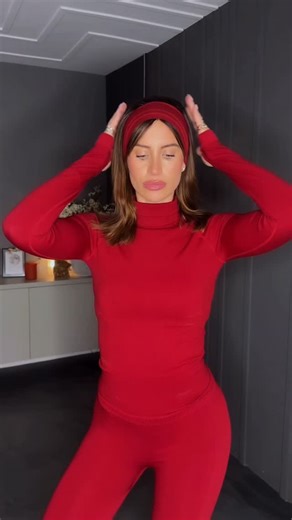 Ferne McCann on Instagram: "I cannot wait to get back on the slopes ahhhh not long now. Courchevel countdown is on 😁🎿⛷️❄️ 4 looks what’s your fav ? I have a code to shop with @winternationaluk to get the most beautiful, luxury ski pieces ahead of your trips. I think everyone needs their black faux leather ski flares 😍 FERNE15 for 15% off everything including sale. Code works until end of March. 1. 🖤Nikki North Black suit from @winternationaluk 🖤Red wine base layers @sloobieskiwear 2. 🖤Blac