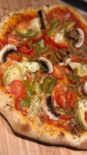 Kbella Cooking on Instagram: "🍕 LA PIZZA MAISON, LA VRAIE ! Il est hors de question de commander des pizzas quand tu sais les faire aussi bien à la maison. Et crois-moi, chez nous, tout le monde est fan ! ✨ Ingrédients pour une pâte parfaite (environ 4 pizzas moyennes) : • 500 g de farine type 00 (la Caputo, la meilleure pour moi !) • 100 g de semoule extra fine • 7 g de levure fraîche • 6 g de sel • 1 c. à café de sucre • 25 ml d’huile d’olive • Environ 350 à 400 ml d’eau (à ajouter progressiv