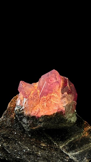 Incredible Russian Alexandrite specimen – almost 90 carats of pure rarity and color mystery. Strong bluish green-to-reddish color change rolling through the whole crystal, no filters – just light doing its job and alexandrite answering back. This is the kind of material you usually see in books and museums, not in real life. Would you keep it as a collector’s specimen or dare to cut it? #tsarinajewels #russianalexandrite #alexandrite #alexandritefromrussia #colorchangealexandrite #colorchangegem