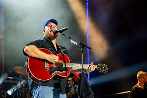 Country music star breaks down crying in middle of song. Here’s why