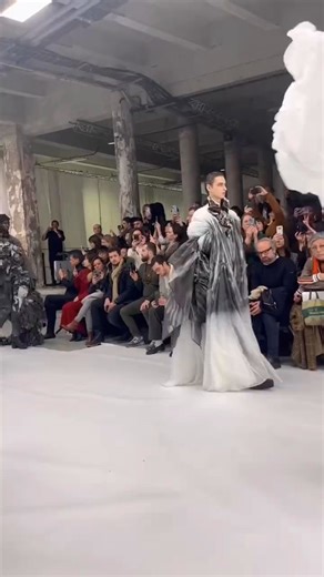 Yuima Nakazatoが2024年春夏のオートクチュール・コレクションを発表しました #ユイマナカザト#paris #parisfashionweek #pfw #fashionweek #pariscoutureweek #couture #ファッション | Tendencias y Diseños Franchetto