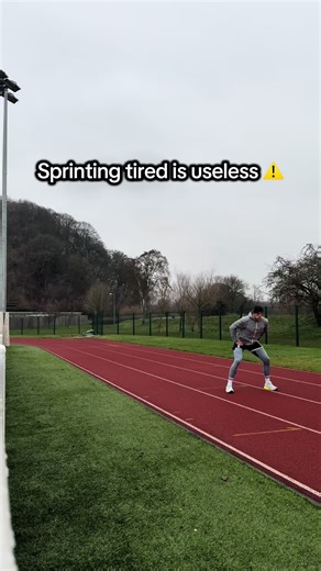 Sprinting tired doesn’t make you faster. Max-velocity sprints only work if you’re fully recovered. Fatigue → slower speed → less fast-twitch recruitment. ✅ Rule: Rest ~1 min per 10m sprint ⚡ Keep sprints ≤60m to actually hit max speed 💾 Save this for your next speed session 💬 Are you sprinting fast… or just running hard? #hybridtraining #hybridathlete #speedtraining #sprinting #explosivetraining