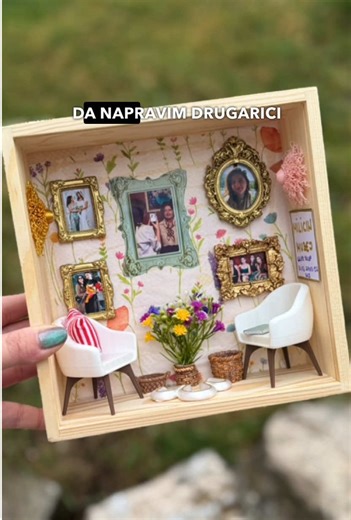 Napravila sam personalizovani poklon za drugaricu - minijaturni muzej njenog života. Naručila sam minijature različitih dimenzija, štampala sam njene porodične fotografije i slike prijatelja na 3D štampaču, i kreirala sam tapetu, ramove sa slikama i namještaj. Ovaj koncept muzeja može se prilagoditi za firme, parove ili porodice, i rezultat je izašao prelijepo. #minimuzej #poklon