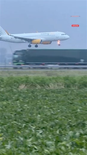 AIRBUS A320 VUELING FROM BARCELONA TO AMSTERDAM LANDING SCHIPHOL AIRPORT ECOJG #automobile #aviation