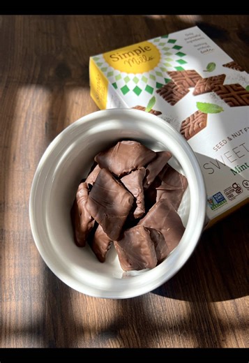 These gluten-free “Thin Mints” are made with simple ingredients and take minutes to throw together! 🍀 @Simple Mills #thinmints #glutenfreedessert #healthydessert