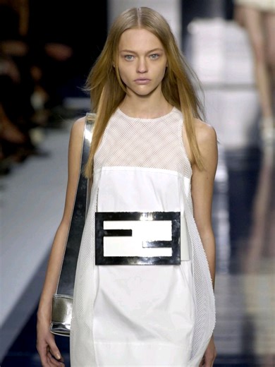 Sasha Pivovarova for Fendi SS 2007: A Fashion Milestone