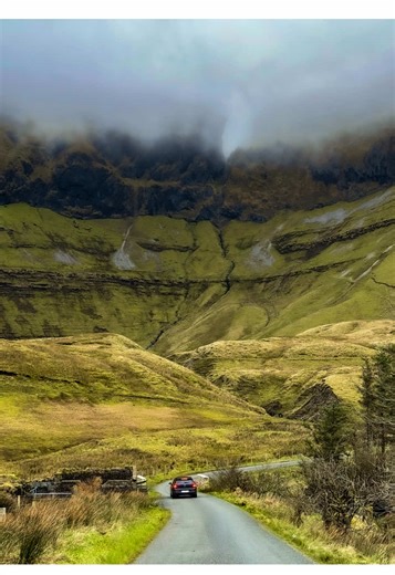 Chasing wild Irish landscapes? This is the road that stays with you long after the drive ends 💚 The road winds beneath the cliffs of Gleniff Horseshoe, where every turn looks like a postcard and the silence hits different. 📍The Gleniff Horseshoe in Sligo #gleniffhorseshoe #sligo #hiddenireland #irishroadtrip #irelandtravel