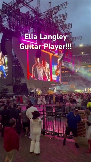 Ella Langley playing electric guitar live