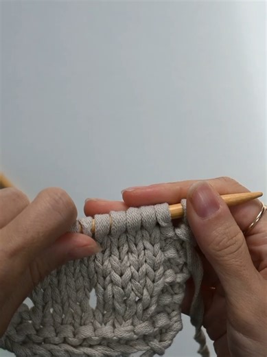 L'augmentation barrée est après le jeté, l'augmentation la plus simple à réaliser. c'est notamment celle que l'on retrouve dans les Sophie Scarf et Sophie Hood à la semaine prochaine 😘😘 #apprendreletricot #apprendreàtricoter #augmentationsautricot #augmentationbarrée