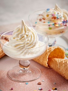 7.1K views · 271 reactions | Hjemmelavet softice  Man kan ikke gå igennem sommeren uden is - og hvorfor ikke lave sin egen? 浪 Tag dem du skal spise softice med i køkkenet og se hvem der laver den bedste og flotteste softice ☀️ Pynt forslag: Krymmel Chokolade-, karamel- og jordbærsauce Vafler Oreoes Smarties Syltetøj Hjemmelavet guf Tip! Prøv at skifte vaniljeisen ud med din yndlings is for at få en anden smag i din softice 李 | nemlig | Facebook