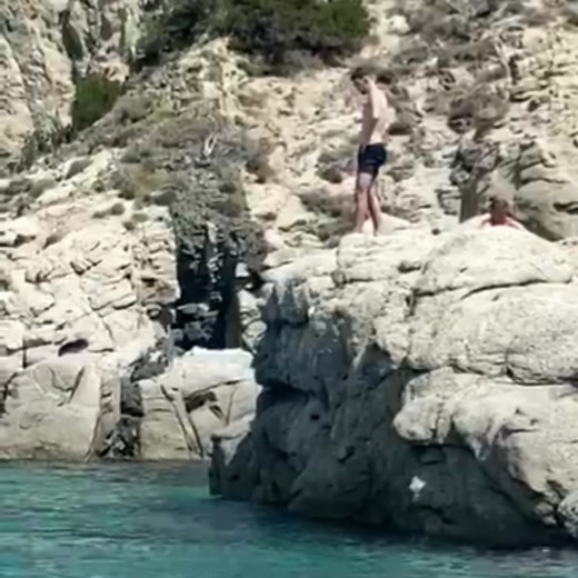 Please evaluate my 1.5 somersault with regard to takeoff efficiency, biomechanical body alignment, angular momentum generation and control, aerial awareness, rotational execution, timing of the opening phase, and the overall precision of the water entry.#vacation #olympia #platformdiving #bomboclatsch #CapCut