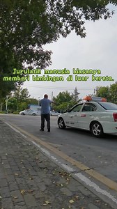 Selamat menonton #DiariHusnaBelajarMemandu #02! Husna dah mula belajar memandu kereta sebenar! Jurulatih saya bukan manusia, tetapi sebuah komputer, atau robot coach! Kalau belajar memandu di Malaysia, jurulatih memberi bimbingan di dalam kereta ke atau di luar kereta? Bolehlah beritahu saya dalam komen! | Husna Liang