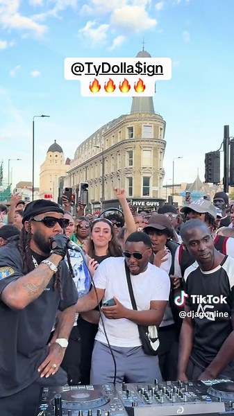 Ty Dolla $ign y DJ AG en un Evento Musical en Londres