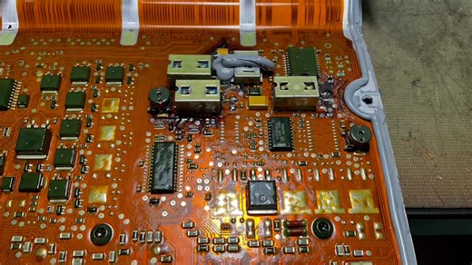 ผ่าตัดสมอง Jeep XJ เหลี่ยม วันหยุดสุดหรรษา Jeep XJ 4.0 1997 เหลี่ยม สตาทน้ำมันไม่ติดยาก ถึงขั้นไม่ติด รถใช้งานแกส มิกซ์เซอร์ ระบบแมนนวล สตาทแกสพอจะติดได้บ้าง นัดกันเข้ามา วันอาทิตย์ เพราะน้องเค้า สะดวกแค่วันเดียว ผมเห็นใจมาก ๆ จึงรับนัด รถมาด้วยการวิ่งแกสมา พอเข้ามาจอด แจ้งว่า เปลี่ยนปั๊มติกมาแล้ว น้ำมันก็เหมือนจะไม่มาที่หัวฉีด งั้นมาดูการวิเคราะห์กันครับ ทดสอบบิดกุญแจ On เสียงปั๊มติกทำงานค้างยาว ๆ ไม่ตัด ไฟ check engine ไม่ขึ้น (เจ้าของแจ้งว่า ไม่ขึ้นตั้งแต่ได้รถมาใช้แล้ว ครับ) อาการนี้ ถ้ารถปก