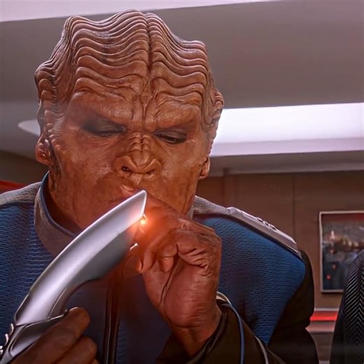 The alien smoking the first time in space 🚀 #movie