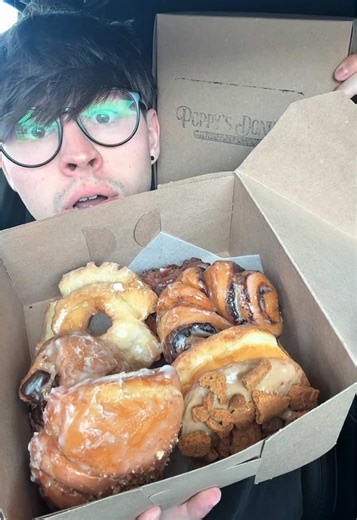 Poppy's Donuts Mukbang: Top Vegas Treats!