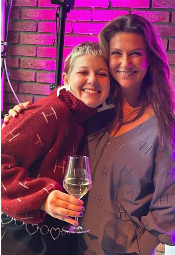 Maud Angelica, la hija mayor de Marta Luisa de Noruega, cumple 23 años 🎂. Artista, bohemia y concursante de 'realities', la joven está muy unida a su madre 💞. ¿Quieres conocer mejor a la nieta activista y bohemia de los reyes de Noruega? No te pierdas el vídeo 👀. #maudangelica #noruega #23 #royals
