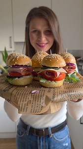 MINI BURGERY / PRZEPIS [REKLAMA] @sokolow_pl omg! To zostanie z Wami na zawsze i zrobi mega robotę na waszych imprezkach. ❤️😁 Nie tylko, bo to też fajna opcja dla dzieciaków do szkoły! Szynka jak u Dziadka od Sokołów to nie tylko smak, ale też świetnej jakości produkt. Tradycyjnie wędzona, dymem bukowo-olchowym, 128g mięsa na 100g produkty oraz zero dodatków fosforanów. 3 x na tak! Głodomory są na tak! Wy też będziecie! --- - 250 g mąki pszennej - 1 jajko - 30 g masła roztopionego - szczypta cu