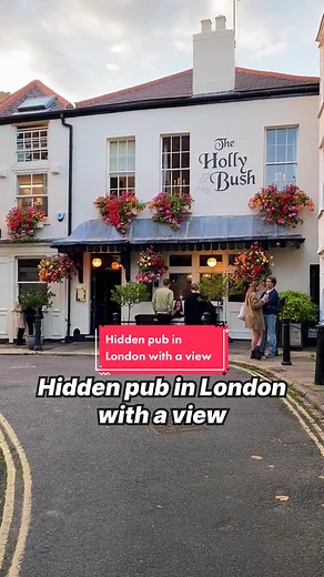 🍂The Holly Bush is a charming 18th centuries-old pub in the heart of historic Hampstead. This is the perfect place to enjoy fabulous food, ales and wine. 🍂The building was originally built as a house in the 1790s and used as Assembly Rooms in the 19th century before becoming a pub in 1928. 🍂The Holly Bush is a pub that offers the perfect escape from the hustle and bustle of central London. 📍22 Holly Mount, London NW3 6SG #londoncalling #londonrestaurants #londonlife #londonpub #secretlondon