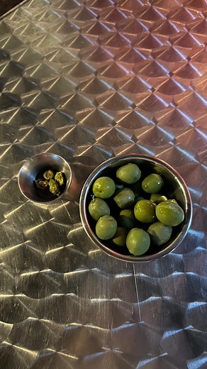 bygalk  on Instagram: "The olive bag 㮝 pattern + video is out now! I posted the gold bag video a couple weeks ago and we have reached over 4 million views already!! Thank you for all the love for this bag, I can’t wait to share the pattern with you  I use Metallic T-shirt yarn & a 7.0mm crochet hook . . . . . #crochetbag #crochetpattern #crochet #metallicyarn #crochetinspiration #crochetinspo #crochettutorial #slowfashion #crochethandbag"