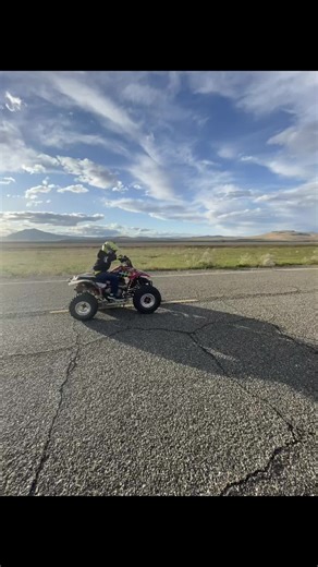 Wheelies, the one at the end is the good one #wheelie #quad #fun #lit #300 #300ex #cool #good #ride #riding
