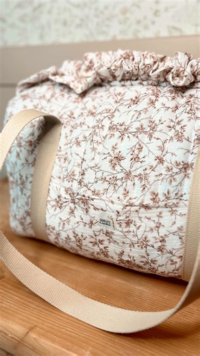 3 jours de couture intensive pour réaliser les 16 sacs montrés dans mon reel précèdent. 🐣 La livraison gratuite en mondial relay se termine ce soir ! #couture #sew #sewing #diy #tuto #sac #creation #etsy #autoentrepreneur #smallbusiness #atelier #cadeaunaissance #bebe #baby #déco | Charlotte & Papillotes