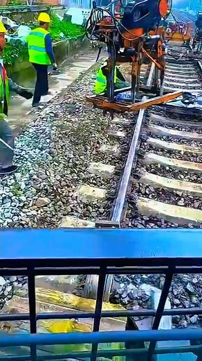 Extreme Railway Engineering: Giant Hydraulic Switch Tamper Lifted Into Place!