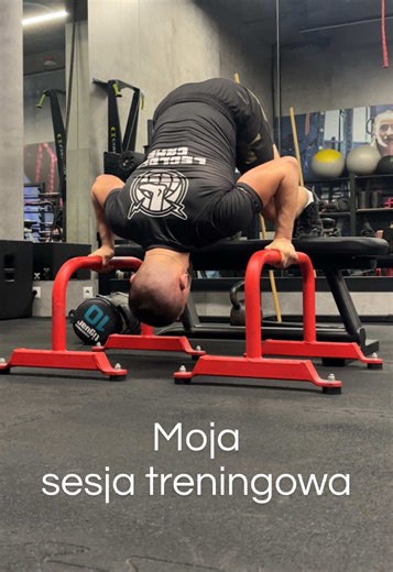 Jedna z dwóch głównych sesji gdzie sporo bazuję na autoregulacji jak i pewnej nieliniowości. Dziś sesja wygląda w ten sposób: Plyometrics (crescendo, single leg, rotational split) a1. Rotational Split Jump to Medball Throw 3x3/3 a2. Side Bound to Vertical Jump 3x3/3 b1. Floor Press with Hip Bridge 2x5 c1. Hatfield Box Squat 3x12 d1. 2” Paused Inverted Row 3x8 d2. 2” Paused Pike Push Up 3x8 e1. Rotational GHD 2x12/12 e2. Side Plank Extreme 2x12/12 Plus łapy, wiadomo. #mma #bjj #silownia #gym #pol