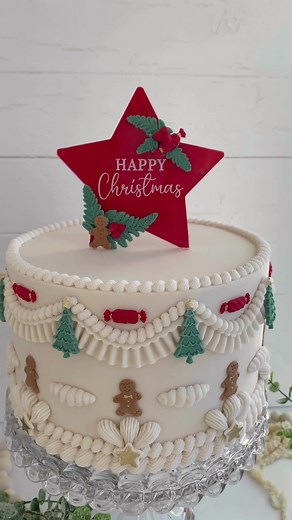 Ready to transform your Christmas cakes into works of art? Follow our guide to effortlessly master the Lambeth style and add a personal touch to your holiday baking. | Katy Sue Cake Decorating