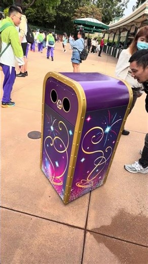 The robot trash can #hongkongdisneyland #hongkong #disneyland #robot #amazing #cool #makeitviral