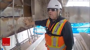 Le pont Pierre-Laporte a 50 ans. Mais d'ici 2024, il sera pratiquement remis à neuf. Entrons sous la chaussée du pont, où se trouve une véritable usine de peinture et d'usinage suspendue. | ICI Québec
