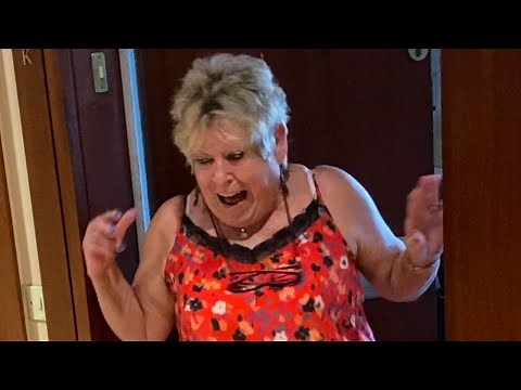 UN CORPS DEVANT SA PORTE (caméra cachée)